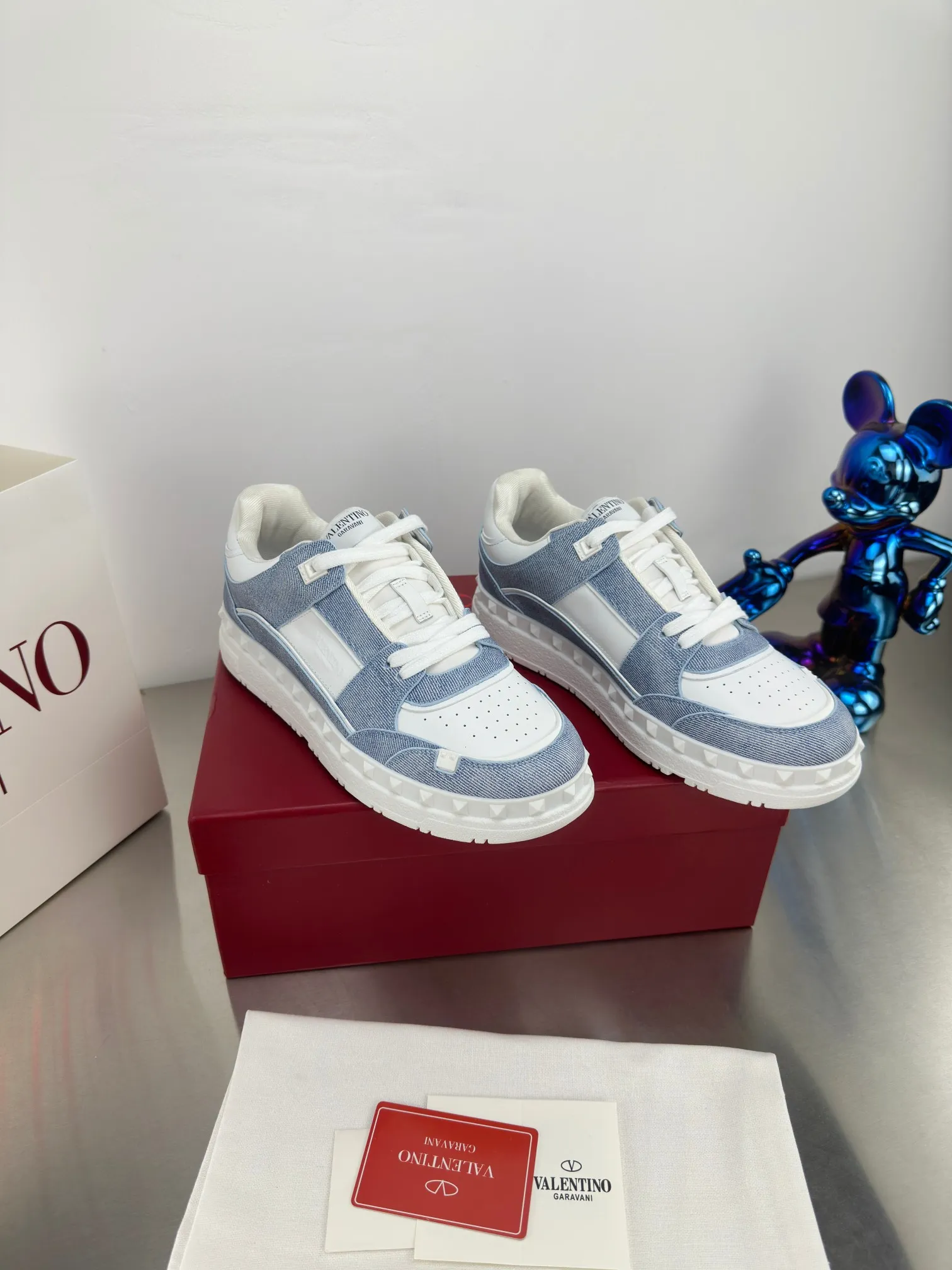 👟👟Ex-factory price 640👟👟 🔺Valentino🔺 Valentino VT 2024 early spring white shoes casual shoes! Top version!  Original 1:1 mold opening! Lasting + oil edge craftsmanship, classic splicing, fashionable and versatile, 🎁Full set of packaging at the same time at the counter. Fabric: Customized cowhide. Lining: Original breathable mesh. Outsole: Original TPU material outsole. Non-slip and wear-resistant. Size: Female 35-40! Male 39～45
